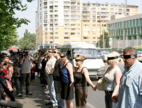 Акция протеста против задержания фотожурналистов перед изолятором МВД Грузии. Тбилиси, 8 июля 2011 г. Фото "Кавказского узла"