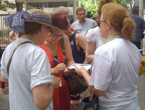  Представители медиа-холдинга "Алия" на акции солидарности проводят сбор подписей с просьбой об освобождении на поруки задержанных фотографов. Тбилиси, 14 июля 2011 г. Фото "Кавказского узла"