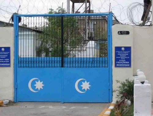 Ворота тюрьмы, Азербайджан. Фото с сайта общественного объединения «Наблюдение за местами лишения свободы» http://www.azpenalreform.az