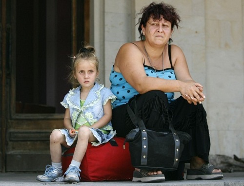 Вынужденные переселенцы из Южной Осетии во временном убежище в Тбилиси. Фото с сайта телеканала ПИК (www.pik.tv).