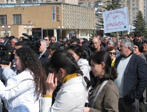 Акция протеста жителей города Раздан против эксплуатации железного рудника. Армения, 31 марта 2011 года. Фото с сайта информационной НПО "ЭкоЛур" (www.ecolur.org)