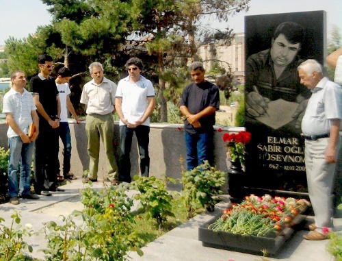 Коллеги почтили память убитого журналиста
Эльмара Гусейнова на его могиле в Ясамальском кладбище. Азербайджан, Баку, 17 июля 2011 г. Фото "Кавказского узла"
