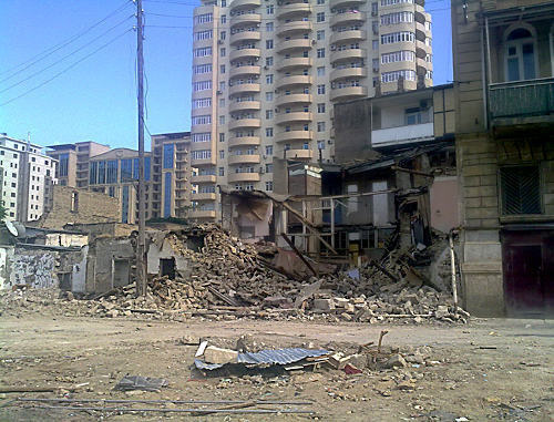 Недавно снесенный дом по ул. Шамси Бадалбейли в центре Баку, где происходит изъятие под снос домов, находящихся в частной собственности, в рамках официального проекта по “обновлению облика” города. Фото: © 2011 Human Rights Watch