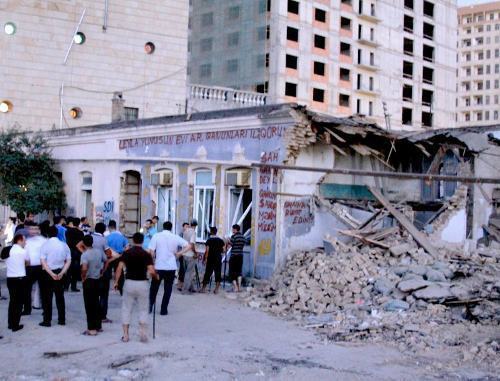 Снос здания Института мира и демократии на улице Шамси Бадалбейли, 38 в Баку, 11 августа 2011 г. Фото ИА "Туран"