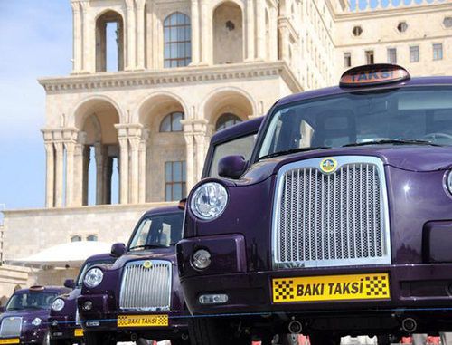 Автомобили "ТХ4" в Баку. 2010 г. Фото: News.Az