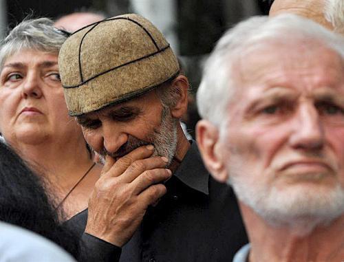 Участники акции протеста беженцев у здания грузинского парламента. Тбилиси. 12 августа 2011 г. Фото: RFE/RL