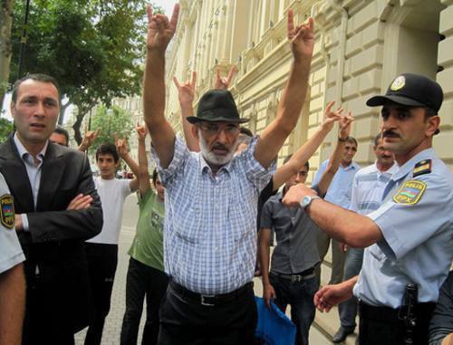 Активисты Всемирного конгресса азербайджанцев проводят акцию протеста перед зданием посольства Ирана в Баку. 8 сентября 2011 г. Фото ИА "ТУРАН"