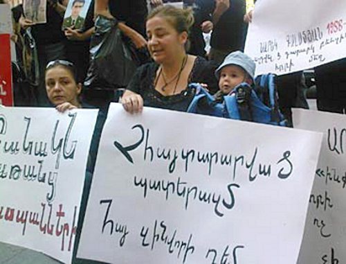 Акция протеста родителей погибших военнослужащих напротив президентской резиденции в Ереване. 8 сентября 2011 г. Фото: http://NovostiNK.ru