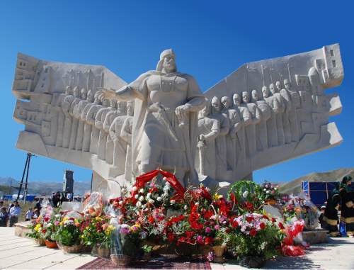 Памятник Муртазали Казикумухскому в селе Кумух Лакского района Дагестана. 14 сентября 2011 г. Фото Альберта Токаева