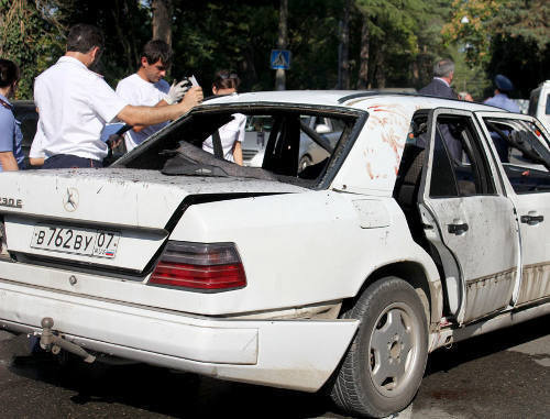 Автомобиль, принадлежавший погибшему при взрыве в салоне Арсену Жикишеву. Абхазия, Сухум, 21 сентября 2011 г. Фото "Кавказского узла"