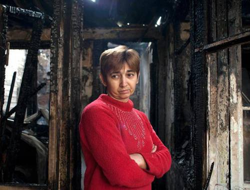 Сирануш Сакунц, жительница сгоревшего дома по улице Корюна, на фоне пепелища. Ереван, 26 ноября 2010 г. Фото: Назик Арменакян, Armenianow.com