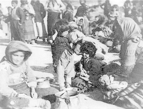 Армянские беженцы из Анатолии в Алеппо (Сирия). 1915-1916 гг. Фото из архива Библиотеки Конгресса США.