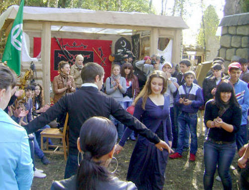 Гости и участники фестиваля "Кавказские игры" танцуют на одном их национальных подворий. 2 октября 2011 г. Фото Лейлы Гочияевой для "Кавказского узла"