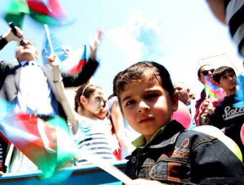 Празднование дня независимости Азербайджана. Фото Аббаса Атилая (RFE/RL) с сайта www.radioazadlyg.org