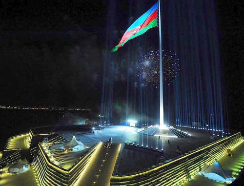 Флаг независимого Азербайджана на площади Государственного флага в Баку. 1 сентября 2010 г. Фото с официального интернет-сайта Президента Азербайджанской Республики (ru.president.az)