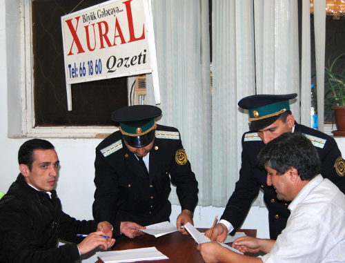 Полиция описывает имущество редакции газеты "Хурал". Азербайджан, Баку, 19 октября 2011 г. Фото: Институт свободы и безопасности репортеров (www.irfs.az)