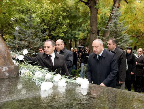 Возложение цветов к памятнику жертвам теракта 1999 года в Национальном Собрании Армении. Ереван, 27 октября 2011 г. Фото: www.parliament.am