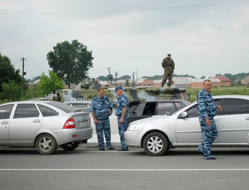 Пост на Черменском перекрестке у границы Ингушетии и Пригородного района Северной Осетии. 2011 г. Фото: http://gogi03.livejournal.com