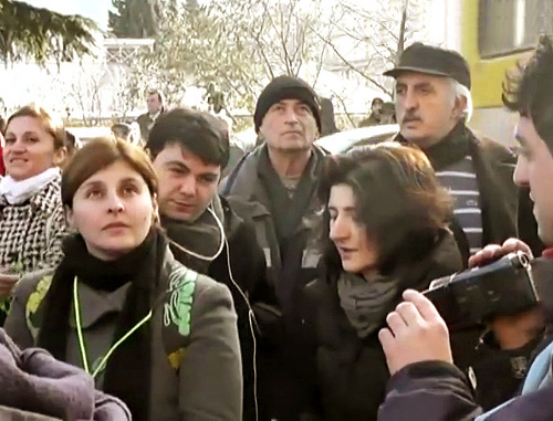 Участники акции в поддержку телекомпании "Маэстро" и ее сотрудников. Тбилиси, 1 декабря 2011 г. Кадр из видеорепортажа Беслана Кмузова для "Кавказского узла"