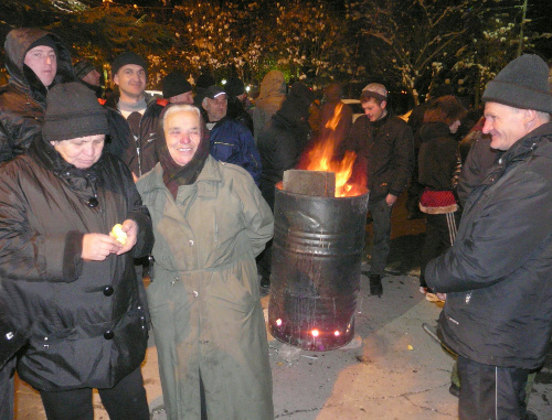 Митингующие сторонники Аллы Джиоевой греются у костров в ночь с 1 на 2 декабря 2011 г. Фото Марии Котаевой для "Кавказского узла"