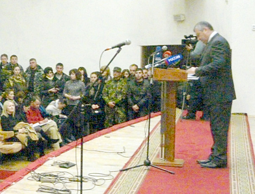Эдуард Кокойты объявляет о своей отставке с поста президента Южной Осетии на встрече с общественностью в Цхинвале, 10 декабря 2011 г. Фото Марии Котаевой для "Кавказского узла"