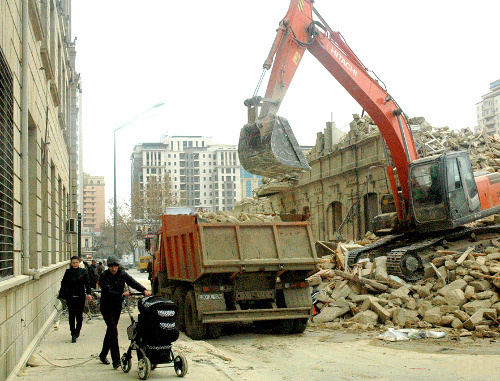 Баку, 19 декабря 2011 г. Развалины дома №49 по улице Самеда Вургуна, в котором размещалась квартира Турала Аббаслы. Фото: ИА "Туран"