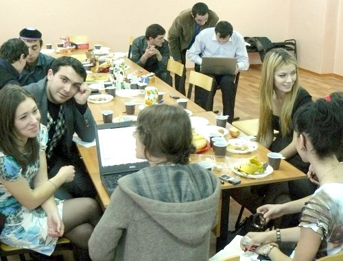 Встреча участников школы межкультурного взаимодействия в центре содействия малому бизнесу в поселке Куртат Пригородного района Северной Осетии. 18 октября 2010 г. Фото: http://pyxc.ru