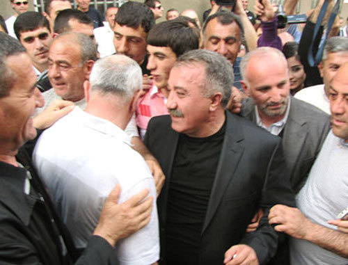 Сасун Микаелян (в центре) в день освобождения из заключения. Армения, Ереван, 27 мая 2011 г. Фото: www.epress.am