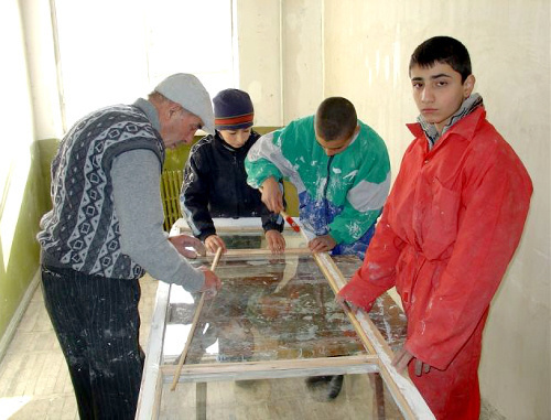 Утепление окон в спецшколе №18. Армения, Ереван, ноябрь 2010 г. Фото: www.spareworld.org