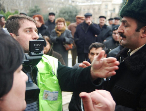 Репортер и полиция на митинге обманутых дольщиков перед зданием администрации президента Азербайджана. Баку, 18 января 2012 г. Фото: www.irfs.az