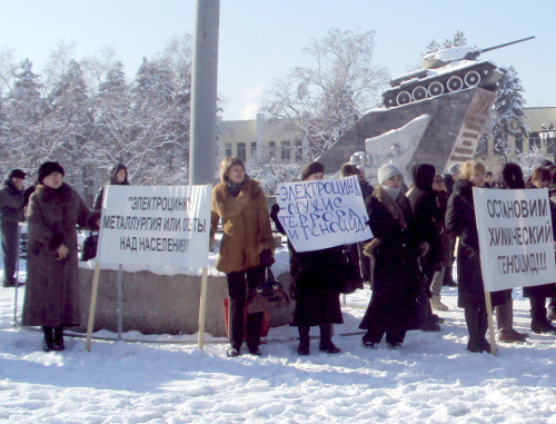 Участники митинга с требованием закрыть завод "Электроцинк". Владикавказ, 21 января 2011 г. Фото Эммы Марзоевой для "Кавказского узла"