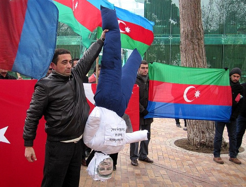 Участник акции протеста около посольства Франции держит чучело Николя Саркози. Азербайджан, Баку, 25 января 2012 г. Фото: ИА "Туран"