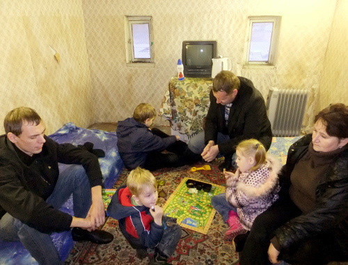 Семья Ревенко в гараже, приспособленном под жилье. 24 декабря 2011 г. Фото Светланы Кравченко для "Кавказского узла"