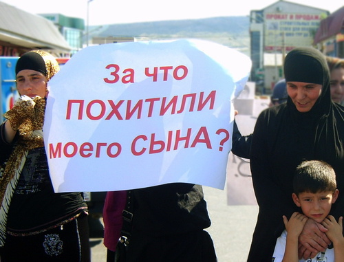 Дагестан, Махачкала, 6 июля 2011 г. Митинг с участием родственников похищенного Шамиля Джаватова против произвола правоохранительных органов. Фото Ахмеда Магомедова для "Кавказского узла"