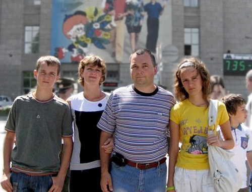Полад Касымов с семьей в Новосибирске, 2008 г. Фото с личной страницы Полада в социальной сети "Одноклассники.ру"