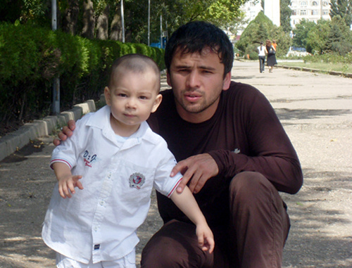 Омар Сагидмагомедов с сыном. Фото из архива газеты "Черновик", www.chernovik.net