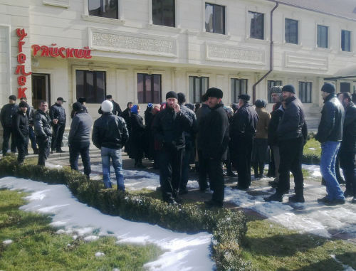 Участники митинга работников турецких строительных фирм "Пента" и "Бора Иншаат" в Грозном, 24 февраля 2012 г. Фото предоставлено участниками митинга