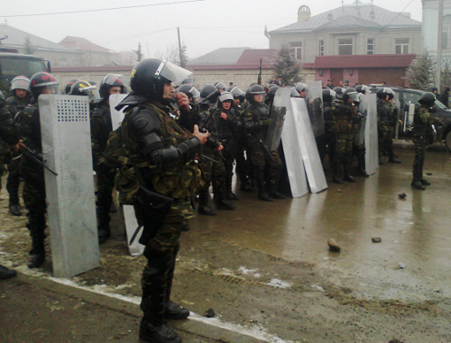 Азербайджан, 1 марта 2012 г. Противостояние в Губе. Неподалеку от полицейского участка. Фото Фаика Меджида для "Кавказского узла"