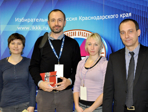 Международные наблюдатели Стефан Швед и Альжбета Хмеларова  (в центре) с сотрудниками крайизбиркома. Фото: ikkk.ru