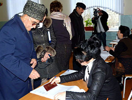 На одном из избирательных участков. Дагестан. 4 марта 2012 г. Фото: www.riadagestan.ru