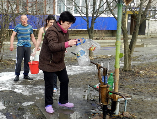 Жители поселка Удобного набирают воду из колонки. Адыгея, март 2012 г. Фото Леонида Мертца