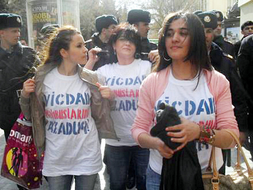 Участницы флешмоба, посвященного годовщине разгона митинга оппозиции в Баку. 2 апреля 2012 г. Фото: Yeni MÜSAVAT, www.musavat.com