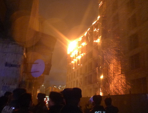 Азербайджан, Баку, 9 апреля 2012 г. Пожар в строящемся здании на пересечении улиц Расула Рзы и Диляры Алиевой. Фото: ИА "Туран"