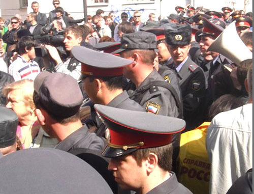 Полиция во время митинга "За отмену результатов выборов мэра". Астрахань, 10 апреля 2012 г. Фото: dunaev-es.livejournal.com
