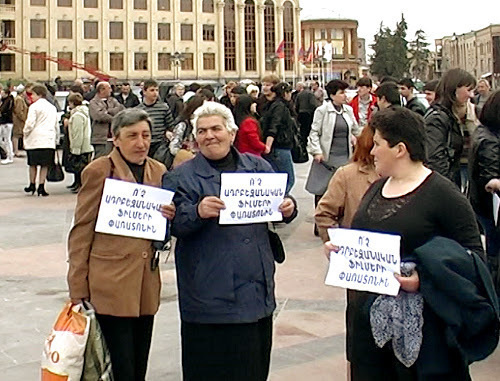 Армения, Гюмри, 11 апреля 2012 г. Участницы акции против проведения запланированного на 12 апреля фестиваля азербайджанских фильмов "STOP". Фото: www.tert.am