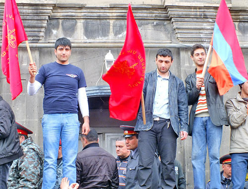 Жители Гюмри выступили с акцией протеста против фестиваля азербайджанских фильмов. Армения, 12 апреля 2012 г. Фото Сергея Хачатряна