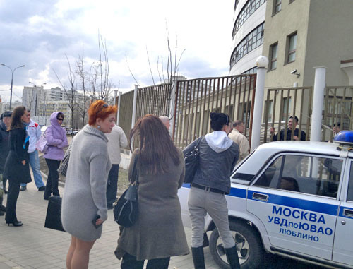 Возле здания Люблинского суда. Москва, 17 апреля 2012 г. Фото Юлии Буславской для "Кавказского узла"