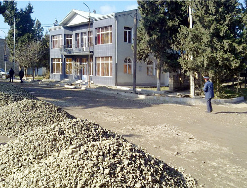 Подготовка к замене дорожного покрытия на одной из улиц районного центра Мартуни. Нагорный Карабах, декабрь 2011 г. Фото Марута Ваняна 
