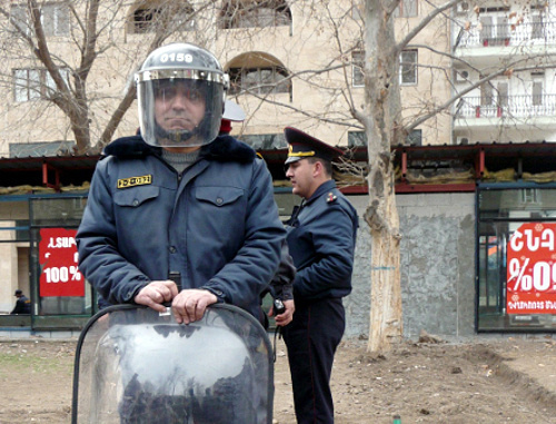 Полиция в парке Маштоца. Ереван, 31 марта 2012 г. Фото Армине Мартиросян для "Каказского узла"