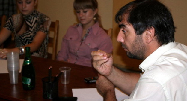 Хаджимурад Камалов на встрече со студентами отделения журналистики Дагестанского государственного университета. Фото Магомеда Курбанова, http://flyfox05.livejournal.com/100135.html